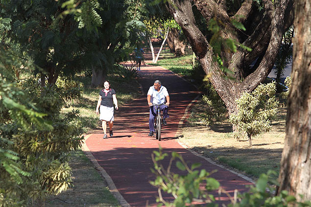 Pedestre e ciclista utilizam ciclovia na Via Norte, uma das medidas previstas em obras de mobilidade