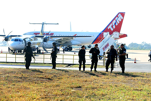 Agentes de segurana no aeroporto Leite Lopes, antes do embarque da seleo francesa nesta quinta