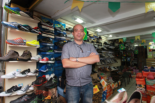 Maurcio dos Santos, dono de uma loja de sapatos, disse que as vendas caram nos dias de jogos
