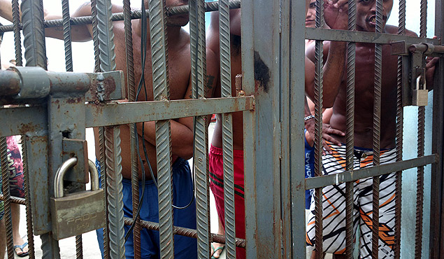 Grupo de detentos em um cela em presdio do Complexo Penitencirio de Pedrinhas, em So Lus (MA), um dos mais violentos do Brasil