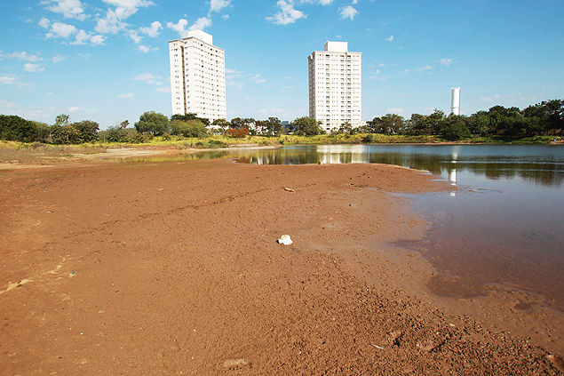 Lagoa localizada no bairro Jardim dos Lagos, em Ribeiro Preto, que auxilia na recarga de aqufero