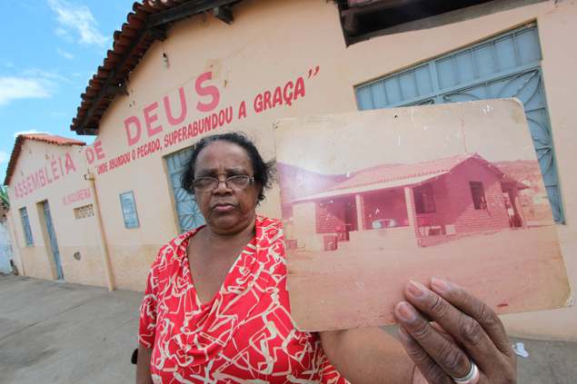 A ex-cafetina Maria Amenade Coelho mostra foto do antigo prostbulo em Jequi (BA); local hoje  um templo cristo