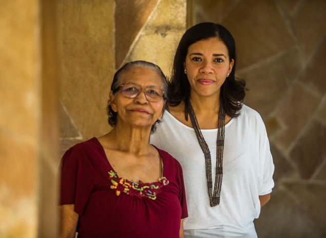 Carli Cordeiro com a mãe; filha entrou na Jusitça contra o plano para conseguir tratamento para a mãe com câncer