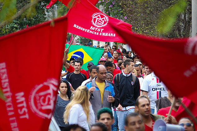 Manifestantes do MTST fazem caminhada at sede de construtora, na marginal Pinheiros