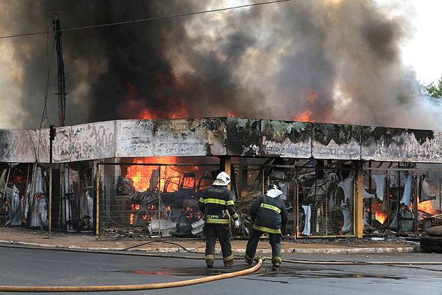 Incndio em ferro-velho localizado na avenida Brasil, em Ribeiro Preto, nesta quarta-feira (9)