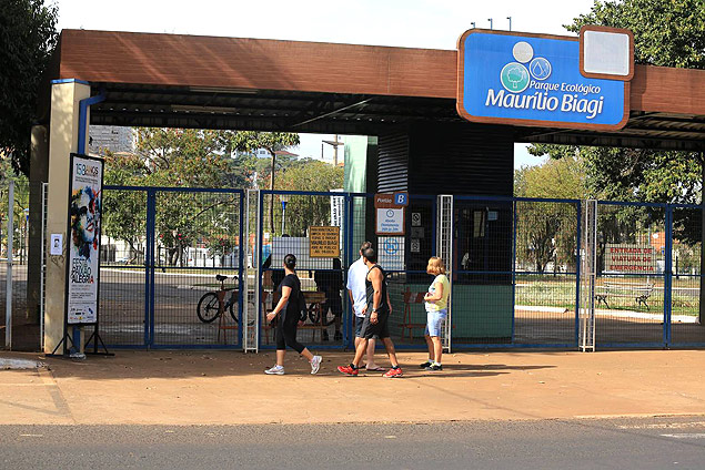 Usurios do parque Maurilio Biagi em frente a porto fechado nesta quarta-feira (9)