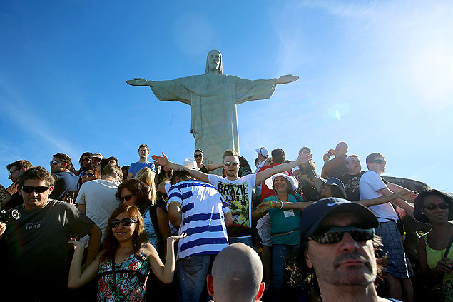 Turistas tiram fotos no Cristo Redentor; ponto turstico ficou seis meses em reforma