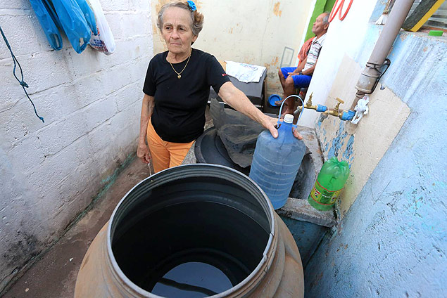 A aposentada Francisca Alves de Almeida, que usa garrafas e tambor para guardar gua