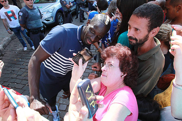 O zagueiro francs Sakho faz foto com torcedores na esplanada do Theatro Pedro 2