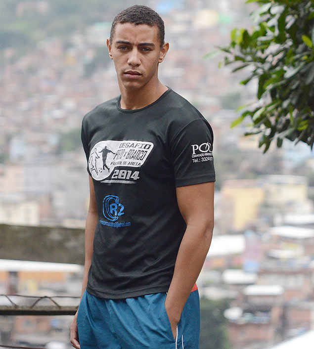 Em sua residncia na Rocinha, zona sul do Rio de Janeiro, Anderson Silva, 22, diz que ainda sonha em encontrar os restos mortais do pai, o pedreiro Amarildo, desaparecido em julho de 2013