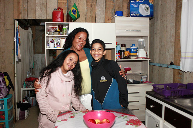 Marluce da Silva, 38, (centro) com os filhos Bia, 15, e Danilo, 12, em sua casa em Joinville