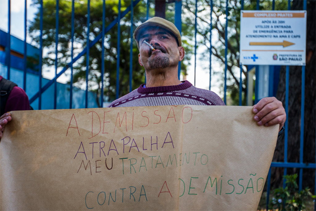 Carlos Oliveira, 51, paciente do Complexo Prates, protesta nesta tera-feira (15) contra a demisso de duas funcionrias