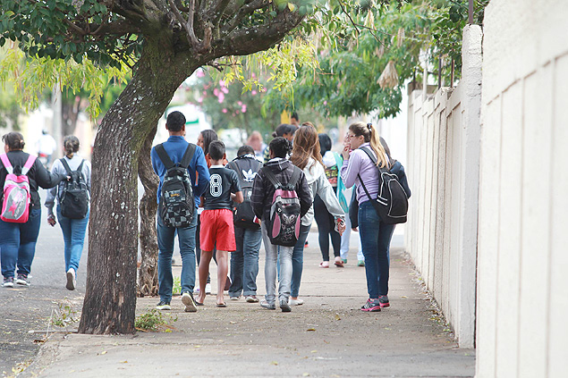 Estudantes deixam escola de Araraquara depois de aula