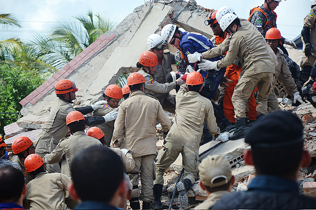 Bombeiros resgatam criana de escombros de um prdio, em Aracaju. A criana no resistiu