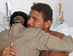 Após passar 34 horas sob escombros, o ajudante de pedreiro é abraçado por uma das bombeiras (Geilson Gomes/Portal Infonet) Após passar 34 horas sob escombros, o ajudante de pedreiro é abraçado por uma das bombeiras (Geilson Gomes/Portal Infonet)
