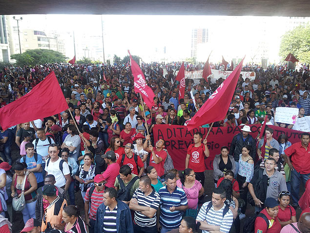 Manifestantes do MTST (Movimento dos Trabalhadores Sem-Teto) no vo livre do Masp