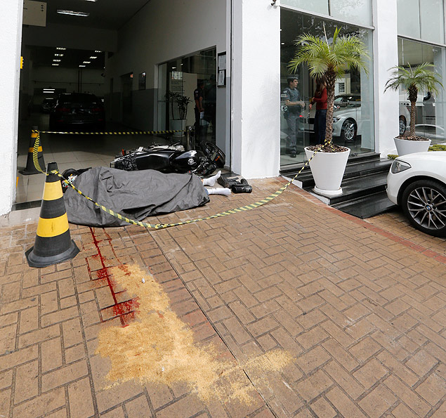 Corpo de suspeito de tentar assalto em concessionria da BMW, na Vila Olmpia, em So Paulo
