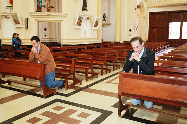 O candidato ao governo do Estado, Paulo Skaff (PMDB)e o candidato ao Senado Gilberto Kassab (PSD) em igreja Batatais.