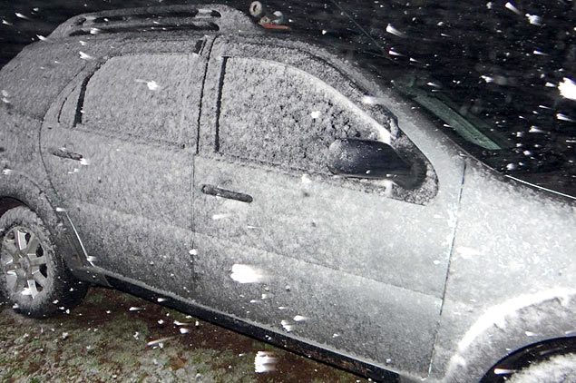 Carro fica coberto de neve na regio serrana de Santa Catarina