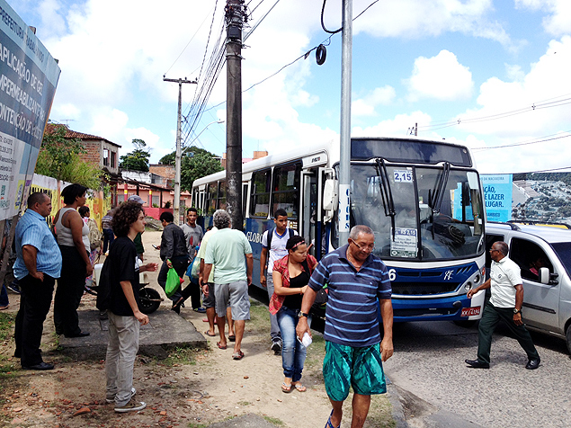 Grevistas param nibus que esto circulando, na zona norte do Recife