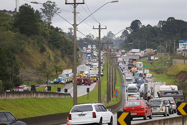 Acidente provoca queda de produto qumico e lentido na rodovia Rgis Bittencourt na Grande So Paulo 