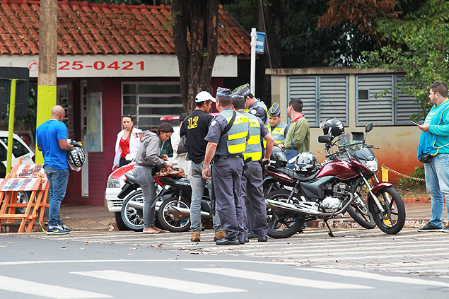 Policiais militares abordam motociclistas na rua Duque de Caxias, em Ribeiro Preto