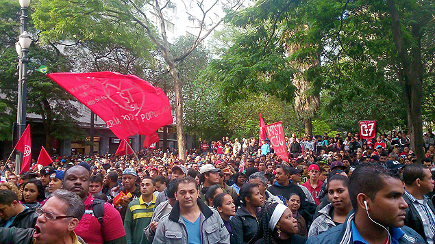 Membros do MTST fazem manifestao em frente  Secretaria da Segurana Pblica de So Paulo