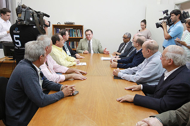 O promotor Sebastio Silveira (ao fundo) com secretrios da Prefeitura de Ribeiro Preto