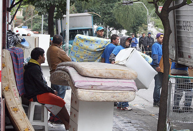 Moradores deixam prdio aps reintegrao de posse na rua da Consolao, no centro de So Paulo