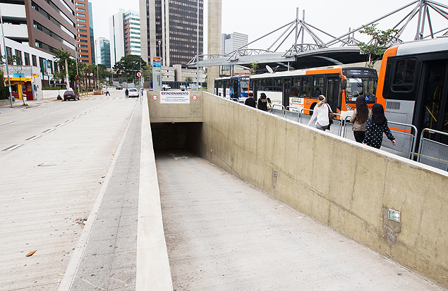 Estacionamento pblico subterrneo aberto em junho pela prefeitura no terminal de nibus Pinheiros