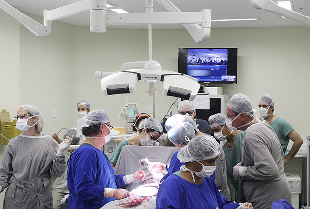 Equipe mdica do Hospital da Criana, de So Jos do Rio Preto (SP), durante a cirurgia