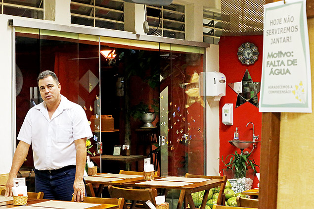 Restaurantes da Vila Madalena fecham as portas por falta de gua; imagem mostra gerente do restaurante Alternativa