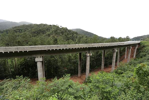 Viaduto no km 361 da Rgis Bittencourt; rodovia libera trecho duplicado no sentido da capital paulista