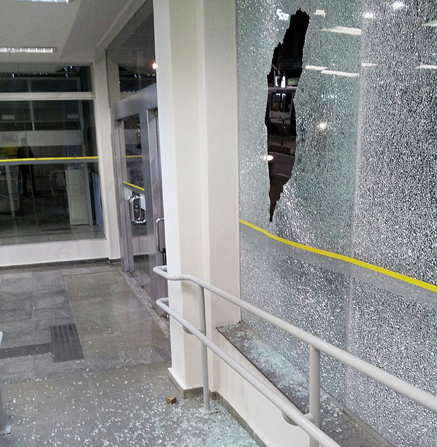 Agncia de banco danificada durante protesto em Campinas contra aumento das tarifas em Campinas