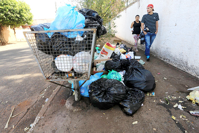 Sacos de lixo jogados pela populao se acumulam em calada de Barretos aps a suspenso 
