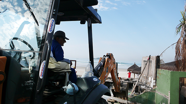 Funcionários da Prefeitura de Guarujá começam a demolição de quiosques na praia da Enseada