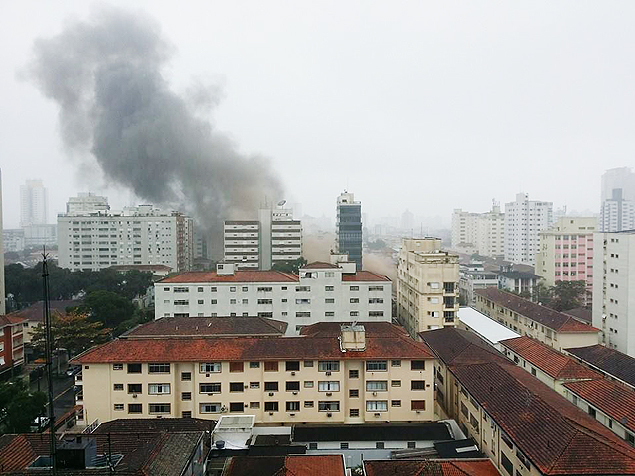 Aeronave cai em cima de casas em bairro residencial em Santos