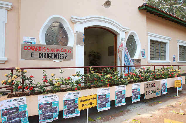 Faixas colocadas por manifestantes no prdio da administrao da USP Ribeiro Preto