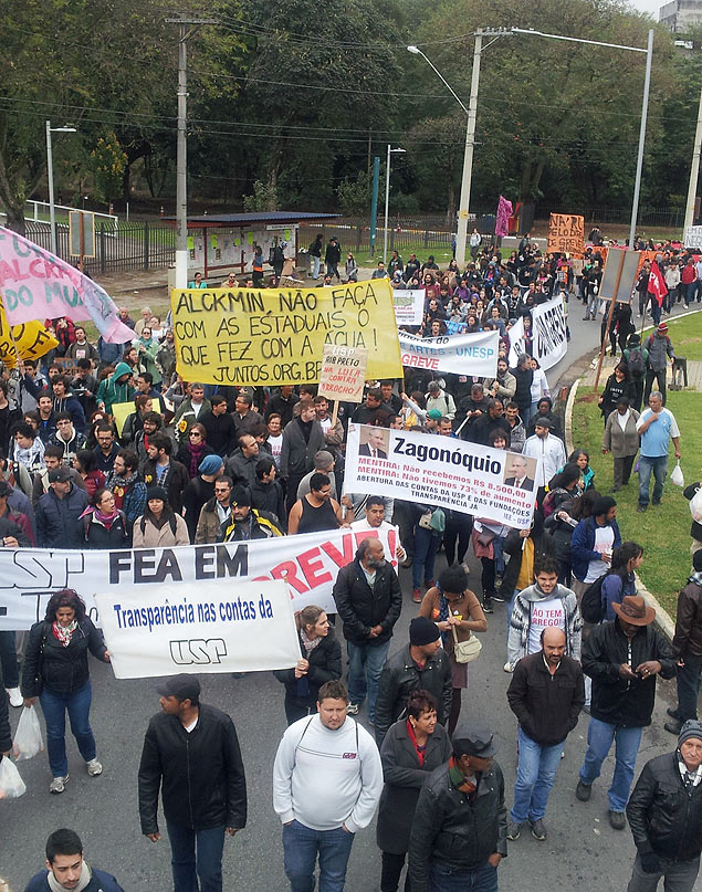 Professores, alunos e funcionrios das universidades estaduais fazem protesto em SP