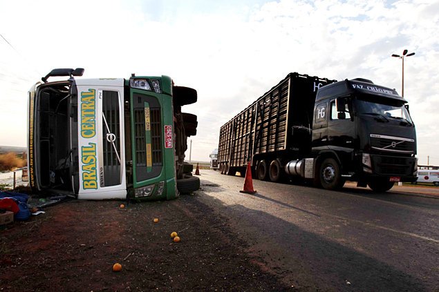 Caminhão tombado em obra na rodovia Brigadeiro Faria Lima, perto do Parque do Peão