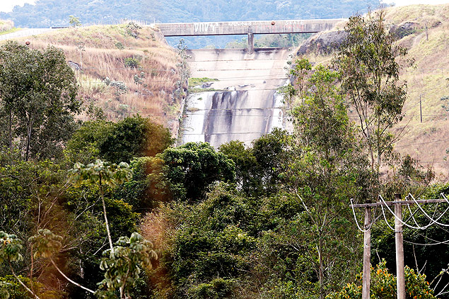 Represa e hidreltrica no rio Paraba do Sul, entre as cidades de So Jos dos Campos e Jacare, com baixa vazo devido  seca