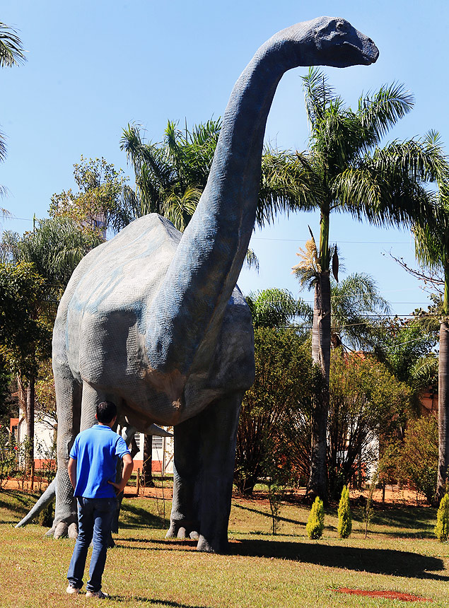 Rplica do Uberabatitan, maior dinossauro do pas, em Uberaba, no Tringulo Mineiro