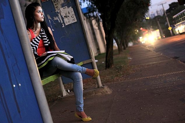 A estudante Thays Duarte, 18; pais ficam apreensivos se ela demora para voltar para casa