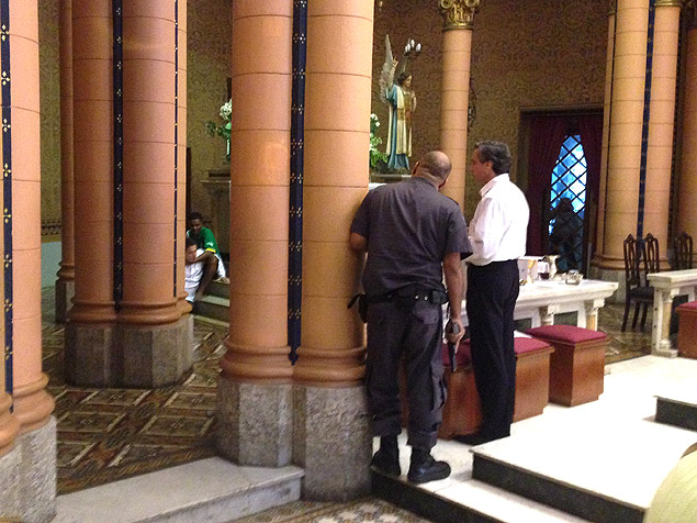 Polcia negocia com assaltante que invadiu igreja em Ipanema; vtima foi liberada aps quase trs horas