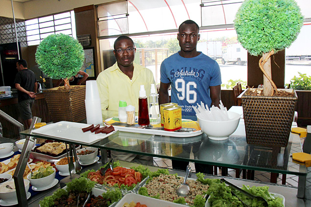 Victor ( esquerda), que veio do Haiti, e Amadou Gana, de Mali, trabalham em So Carlos 