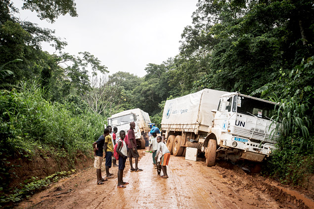 Caminhes atolados na estrada que liga as cidades de Kenema e Kailahun, em Serra Leoa