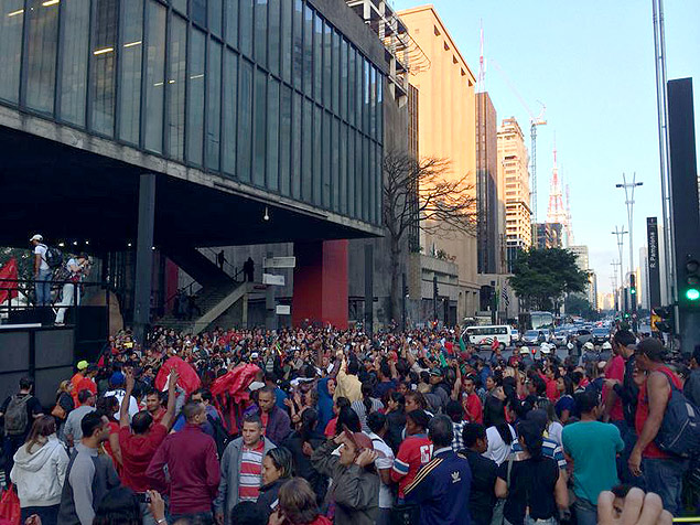 Grupo de sem-teto faz novo protesto e fecha faixas da avenida Paulista, no centro de So Paulo