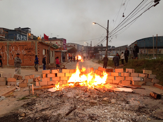 Moradores de favela em terreno invadido na regio do Parque Bristol, zona sul de SP, fazem barricadas