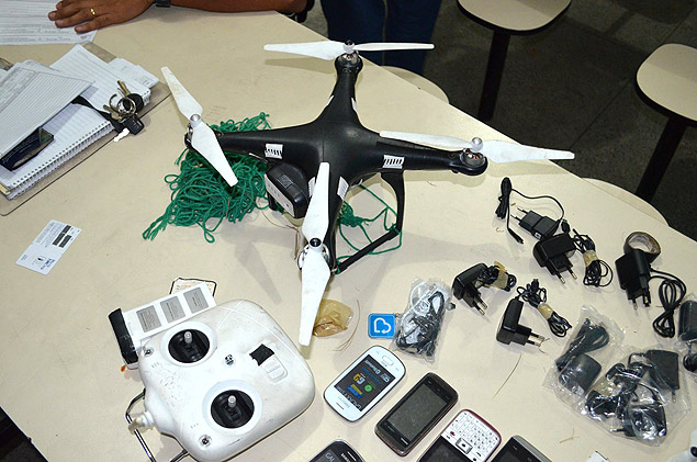 Drone, celulares e carregadores apreendidos com homens diante de presdio em Guarulhos