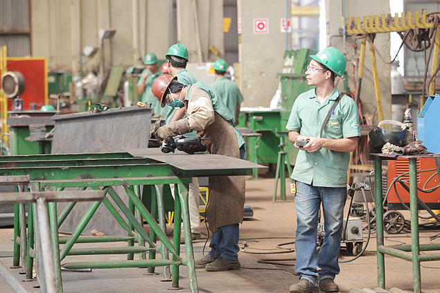 Trabalhadores em metalrgica de Sertozinho, um dos setores atingidos pela crise